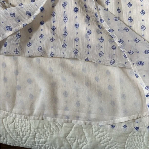 Old Navy Ivory and Navy Top - Picture 4 of 6